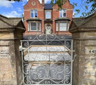 Yeovil Apartment | 1 Bed/1 Sofa Bed 'Scandi' Style Ground Floor Apartment