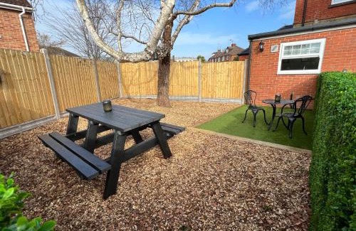 Yeovil Apartment | 1 Bed/1 Sofa Bed 'Scandi' Style Ground Floor Apartment