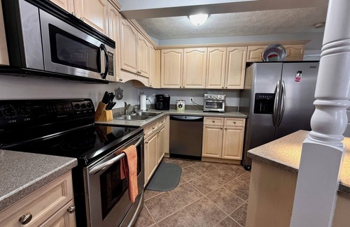 Auburn Condo | 1 Bed & 2 Bath Condo Directly Across from Jordan-Hare Stadium + Parking Pass!