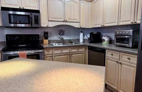 Auburn Condo | 1 Bed & 2 Bath Condo Directly Across from Jordan-Hare Stadium + Parking Pass!