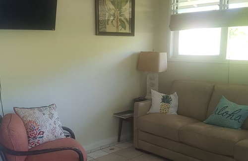 Kaneohe Apartment | 1 Bed apartment AC TempurPedic California King