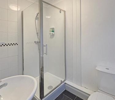 Grantham Apartment | 1 Bed Apartment - Central location - Sleeps 4 - Garden - Amaya Two