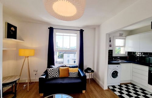 Mile End Apartment | 1 Bed Apartment -Near tube/Hospital/Queen Mary Uni