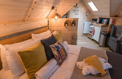 Carluke Cabin | 1-Bed Cabin, 2 Adults, Outdoor Bath & Wood Burner