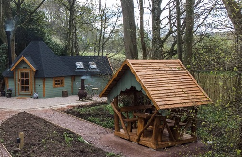 Carluke Cottage | 1-bed Cabin, 2 Adults, Outdoor Bath & Wood Burner