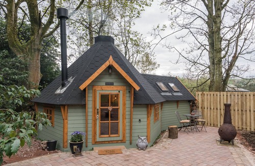 Carluke Cottage | 1-bed Cabin, 2 Adults, Outdoor Bath & Wood Burner