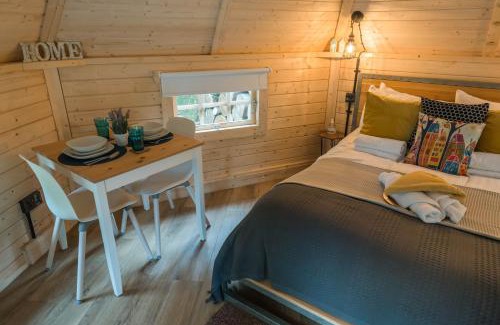 Carluke House | 1-Bed Cabin 2 Adults Outdoor Bath & Wood Burner