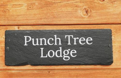 Carluke House | 1-Bed Cabin 2 adults Wood Burning Hot Tub & Fire