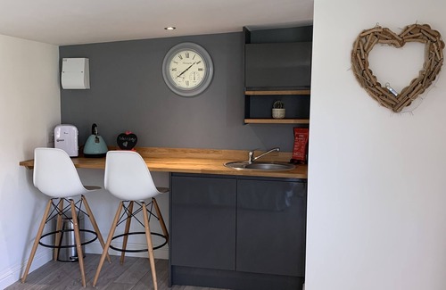 Saint Erth Praze Cabin | 1 Bed Cabin. Parking. Private & secure Garden. Pets welcome. Nr to beaches/walks