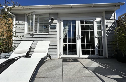 South Hayling Cabin | 1 Bed Cabin - Sleeps 2 - Pets - Garden - Parking