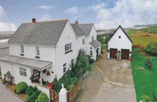 Gileston House | 1-Bed Cottage on Coastal Pathway in South Wales