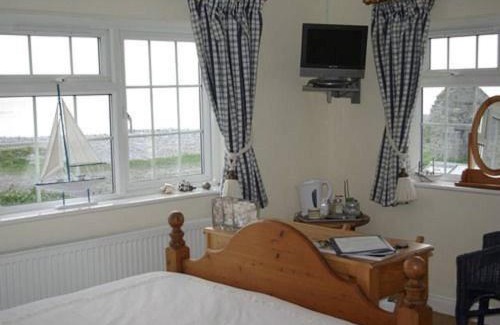 Gileston House | 1-Bed Cottage on Coastal Pathway in South Wales