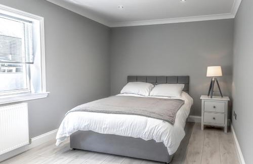 Kelty House | 1 Bed Cottage-Sleeps 2-Parking-Pets-Hot Tub