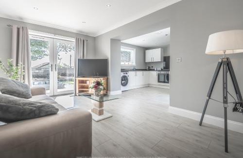Kelty House | 1 Bed Cottage-Sleeps 2-Parking-Pets-Hot Tub