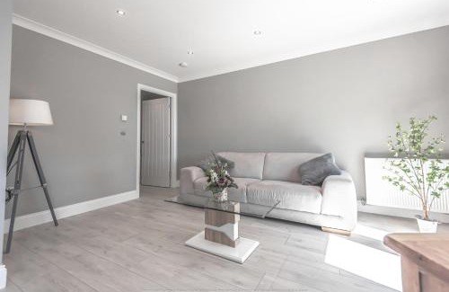 Kelty House | 1 Bed Cottage-Sleeps 2-Parking-Pets-Hot Tub