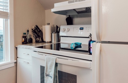 People's Freeway Apartment | 1 Bed/Downtown Apt/Free Parking/Kitchen/Workspace