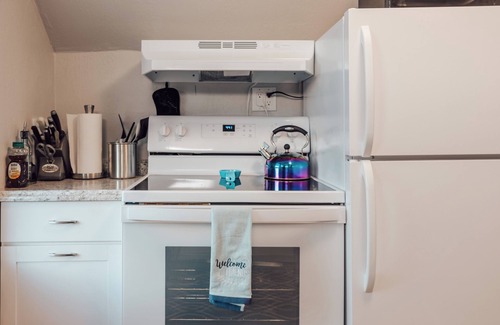 People's Freeway Apartment | 1 Bed/Downtown Apt/Free Parking/Kitchen/Workspace