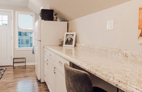 People's Freeway Apartment | 1 Bed/Downtown Apt/Free Parking/Kitchen/Workspace