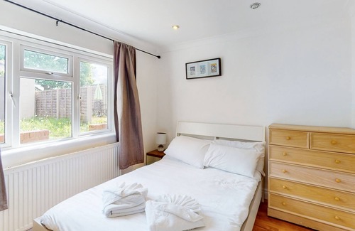 Friern Barnet Apartment | 1 Bed Flat in Arnos Grove Near Alexandra Palace