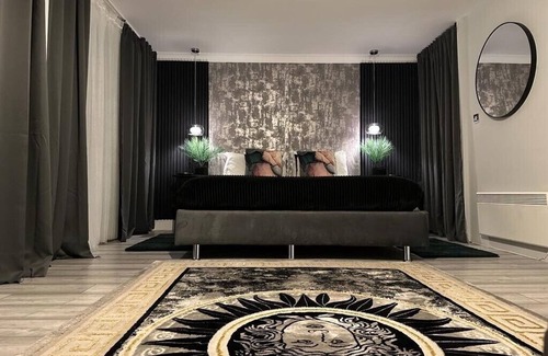 The Westside Apartment | 1 Bed Flat - Sleeps 2 - Jacuzzi - Parking - Wifi