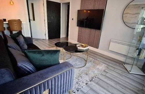 The Westside Apartment | 1 Bed Flat - Sleeps 2 - Jacuzzi - Parking - Wifi