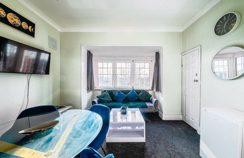 Wanstead Apartment | 1 Bed Flat Wanstead E11 2PF | Save 10% LongStay | Contractors | Wi-Fi | Sleeps4 | Parking