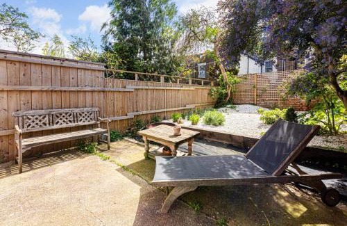 Tottenham Hale Apartment | 1 Bed & Garden, Sunny Artist Flat - 20mins to Central London