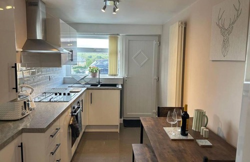 Little Hayfield House | 1-Bed House Sleeps 4 Free Parking