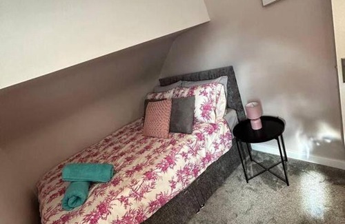 Little Hayfield House | 1-Bed House Sleeps 4 Free Parking