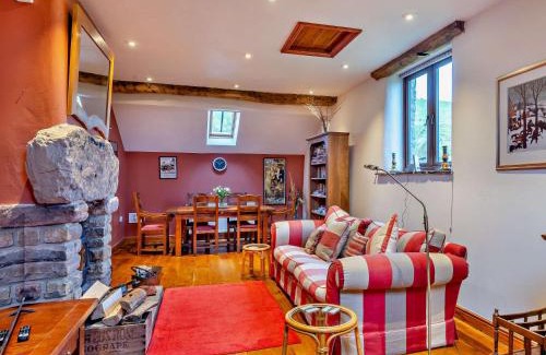 Combs House | 1 Bed in Combs PK674