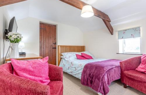 Black Torrington House | 1 Bed in Torrington 42982