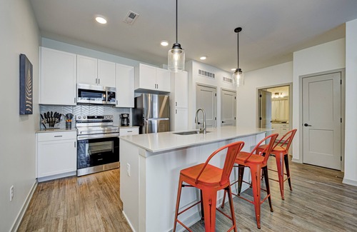Zionsville Apartment | 1 BED - KING BED - POOL - ZIONSVILLE SCHOOLS