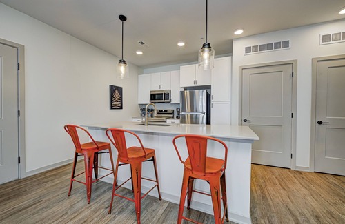 Zionsville Apartment | 1 BED - KING BED - POOL - ZIONSVILLE SCHOOLS