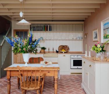 Newlyn House | 1-bed luxury seafront cabin in heart of Newlyn, Mousehole