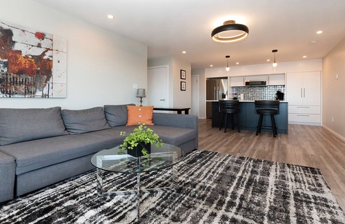 Saanich East Apartment | 1 bed oceanfront suite with spectacular panoramic views