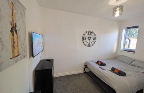 Swindon Apartment | 1-Bed Retreat - Hot Tub Private Garden & Bbq