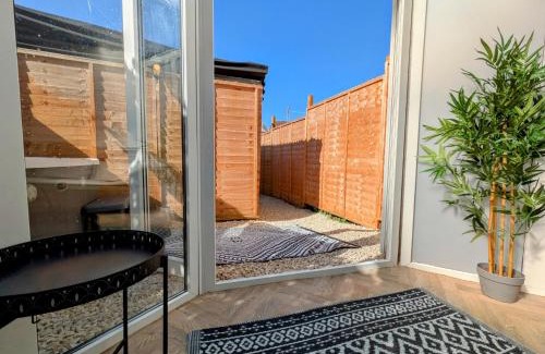 Swindon Apartment | 1-Bed Retreat - Hot Tub Private Garden & Bbq