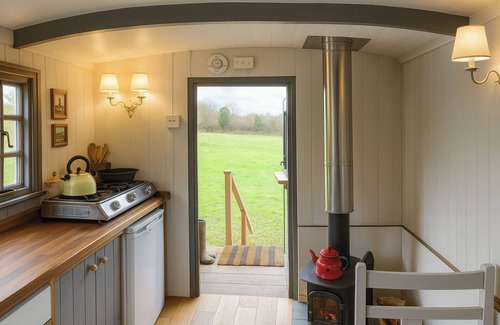 Redlynch Cabin | 1 Bed Shepherds Hut - Sleeps 2 -Wood Fired Hot Tub
