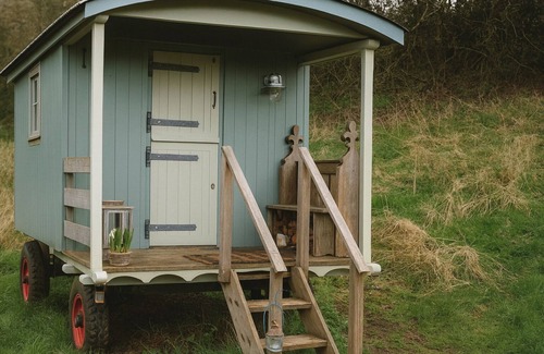 Redlynch Cabin | 1 Bed Shepherds Hut - Sleeps 2 -Wood Fired Hot Tub
