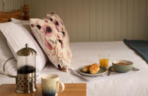 Omagh House | 1 Bed Shepherds Hut-Sleeps 2-Free Parking-Mtn View
