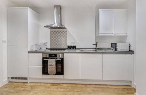 Slough Apartment | 1 Bed, Sleeps 3, Free Parking, Wifi
