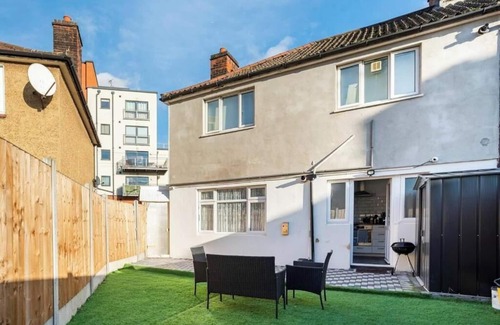 Cranbrook Apartment | 1 Bed-Sleeps 4-Free Parking-30 Min to central Ldn