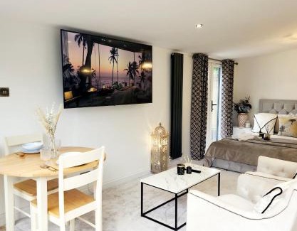 Newcastle-upon-Tyne Apartment | 1-Bed Studio with Parking Ideal for Couples