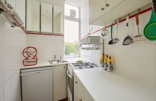 Primrose Hill Apartment | 1-Bed Victorian Romance with Park Views