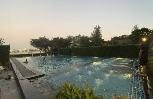 Rat Burana Apartment | 1-bedroom riverside Bangkok apartment with washing machine, infinity pools, etc