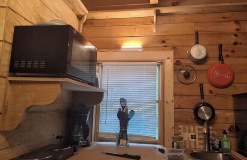 McArthur Cabin | 1 Bedroom,1 Bath, Porch, Fire Pit, Grill, Beautiful Wooded Location, Wi-Fi also!