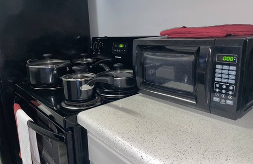 Houston House | 1 bedroom 1 bathroom apartment w/desk located in the Galleria