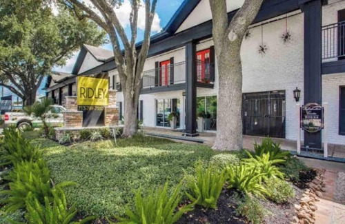 Houston House | 1 bedroom 1 bathroom apartment w/desk located in the Galleria