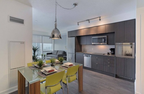 Toronto Entertainment District Apartment | 1 Bedroom/1 Bathroom Suite