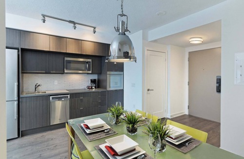 Toronto Entertainment District Apartment | 1 Bedroom/1 Bathroom Suite